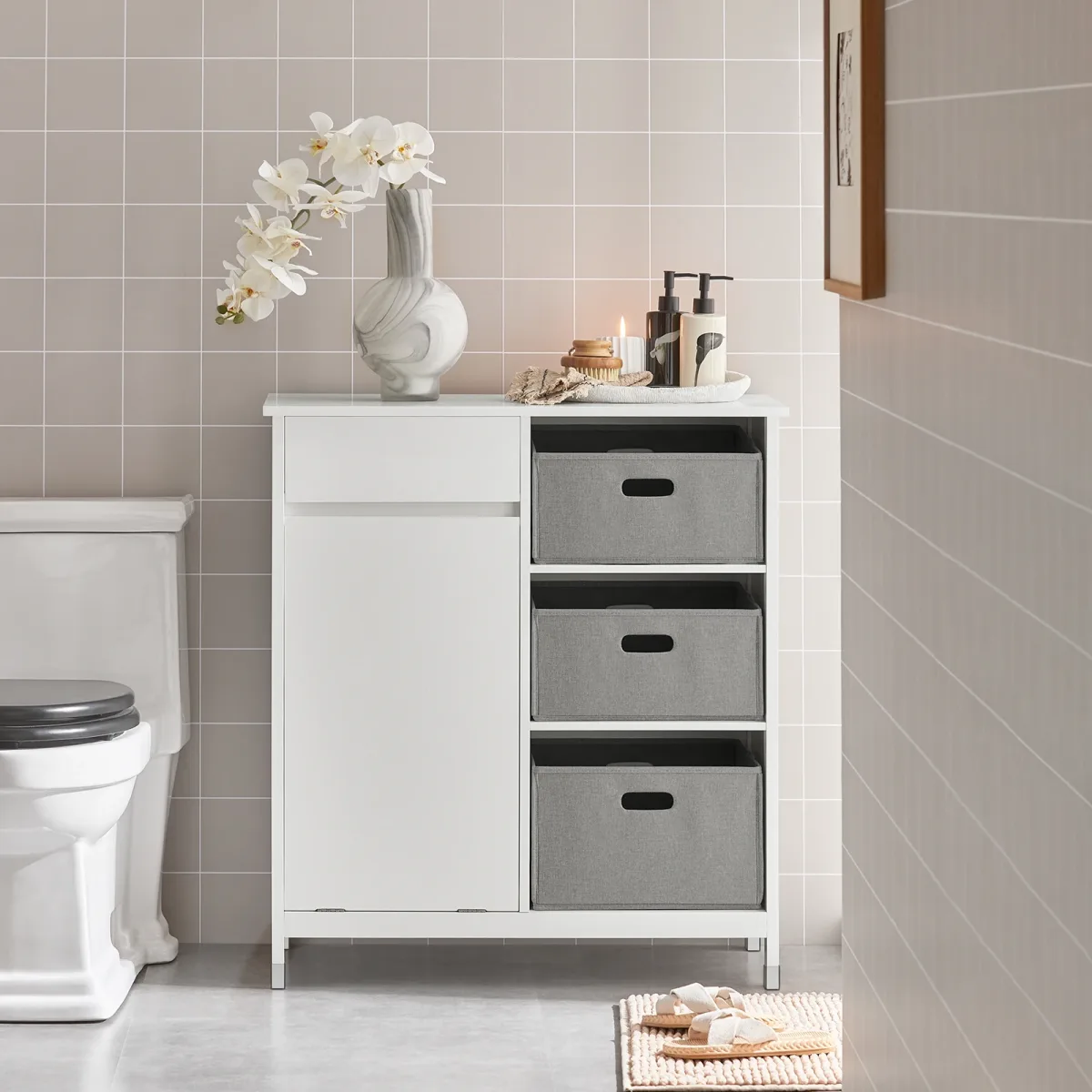 Armoire à linge blanche avec trois paniers